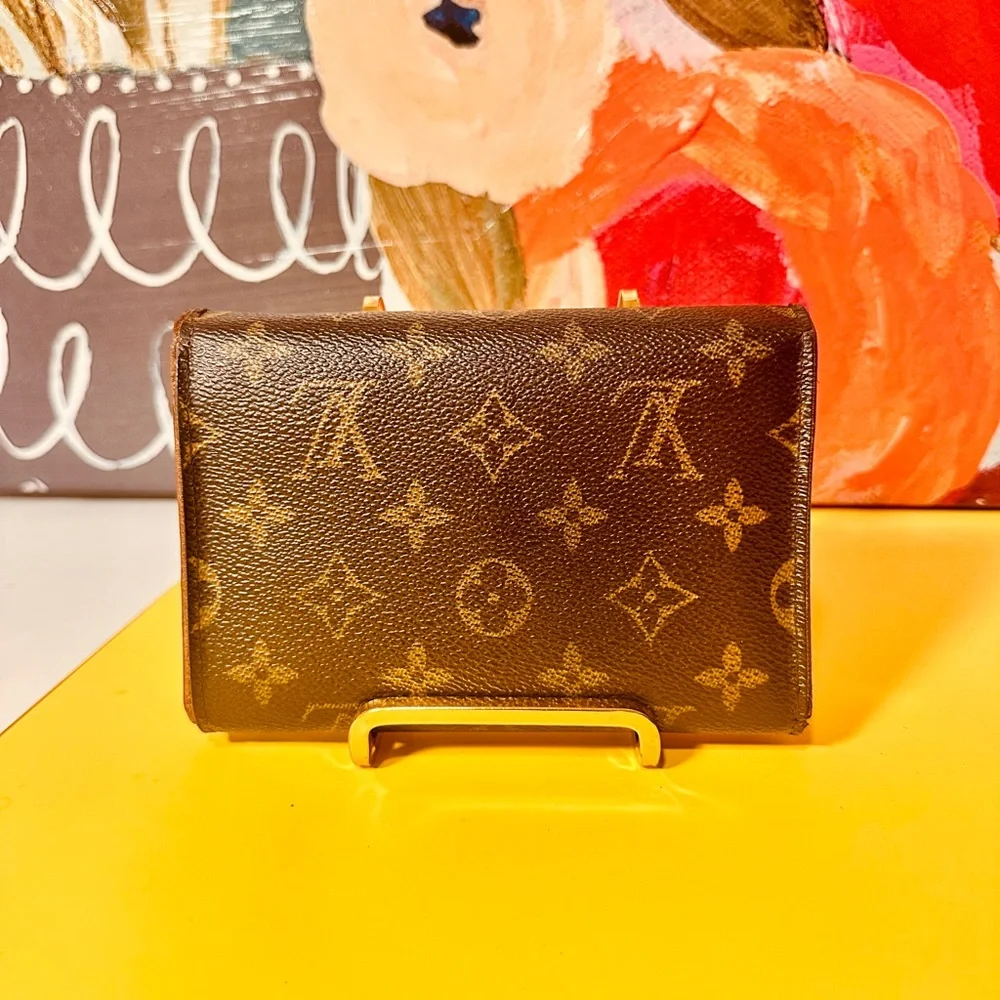 Louis Vuitton Monogram passport Wallet - Picture 14 of 15